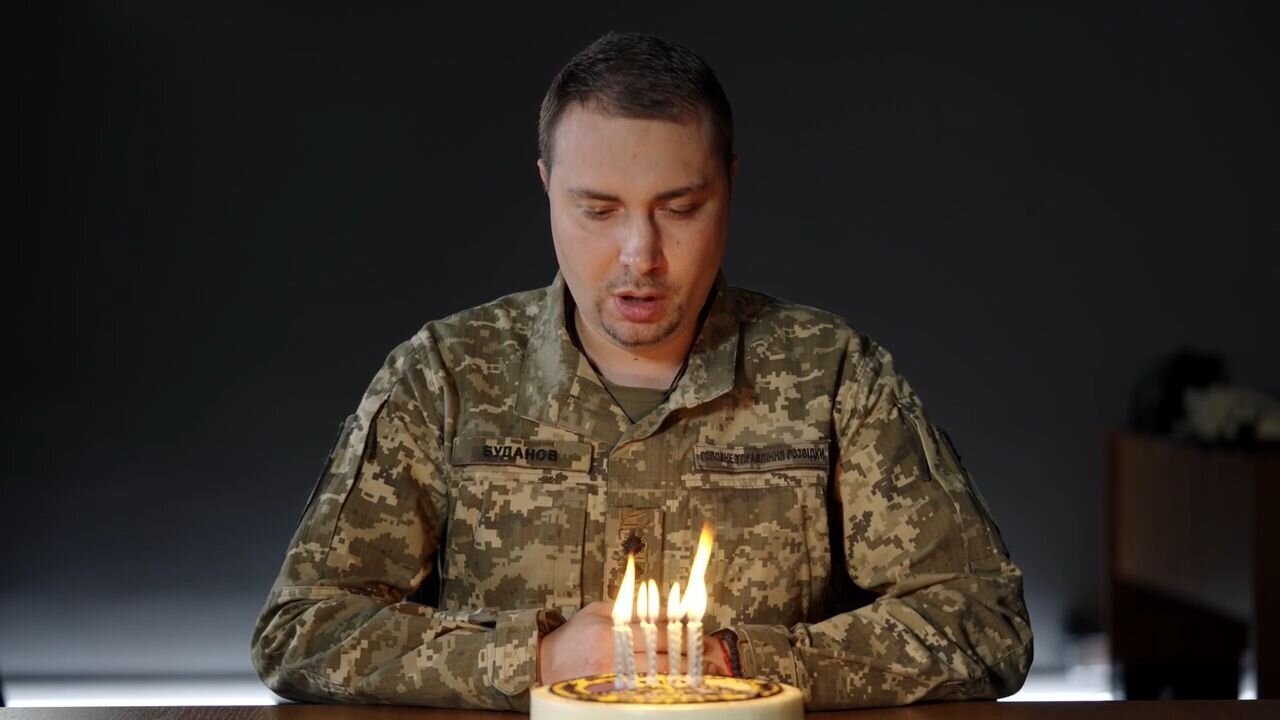 Кирилл Буданов задувает свечи на праздничном торте