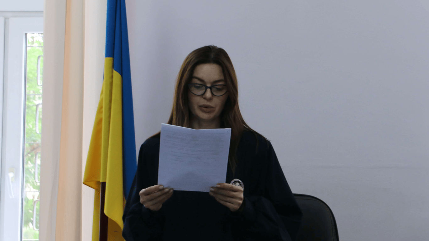 Побила та намагалася задушити свекруху — що вирішив суд