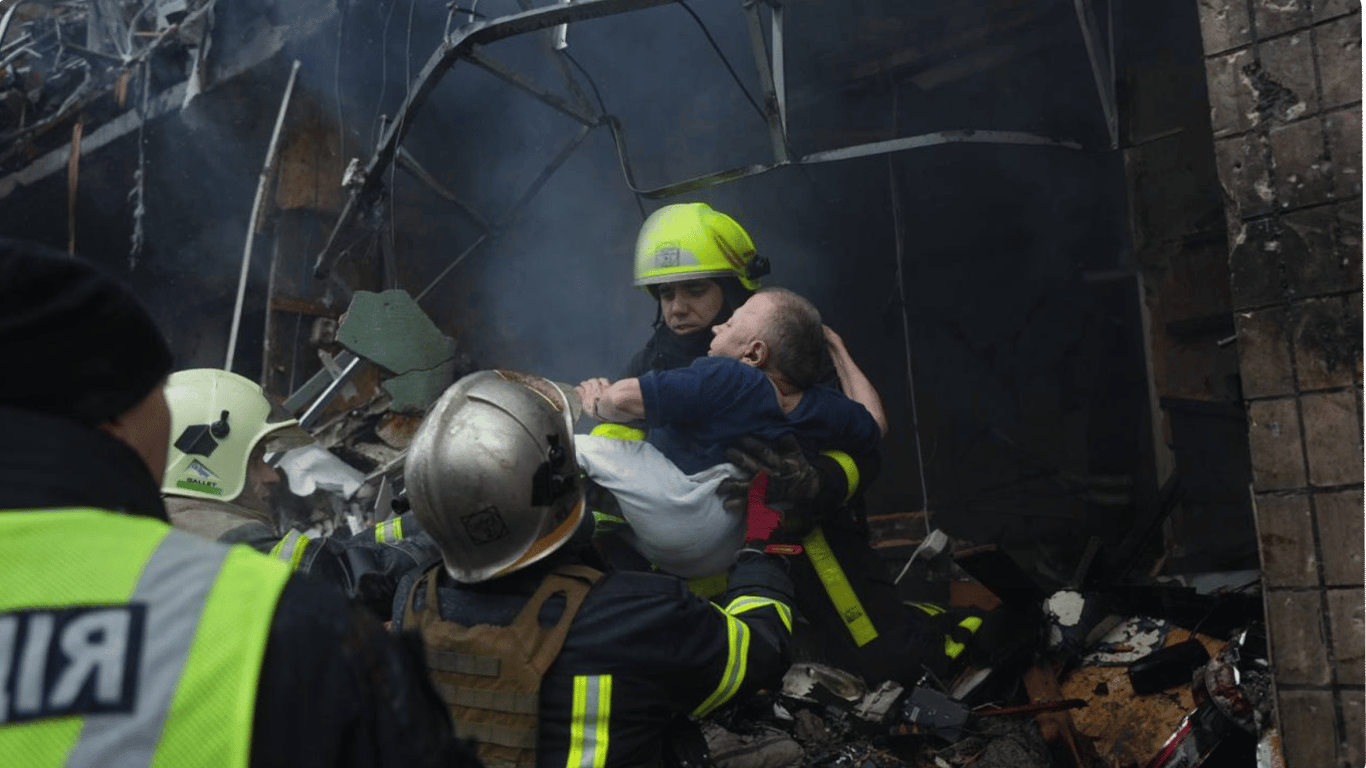 Нацполіція показала перші хвилини після удару по будинку в Києві