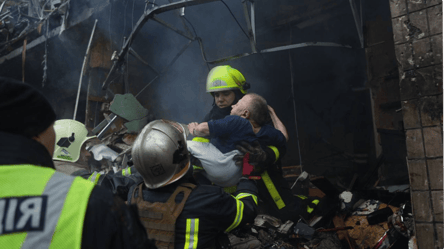 Нацполіція показала перші хвилини після удару по будинку в Києві - 285x160