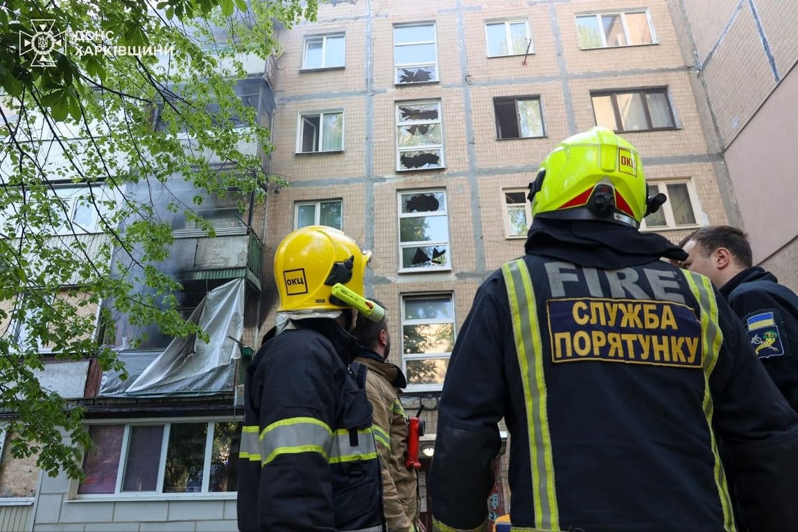 Рятувальники біля будинку, у якому сталася пожежа