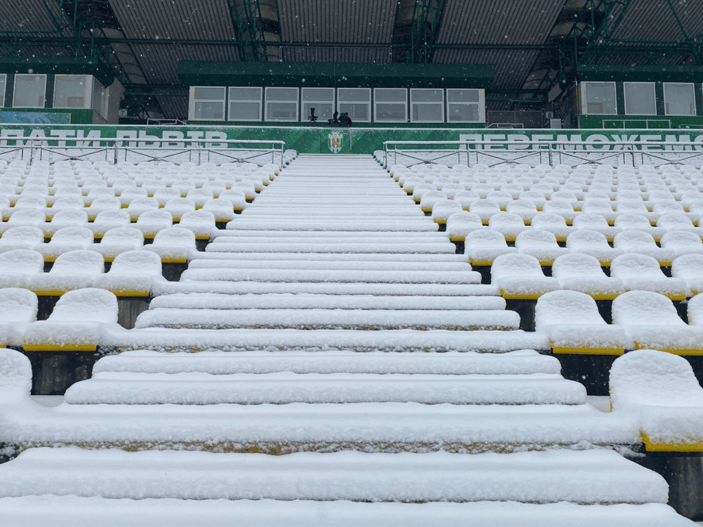 Стадион Украина во Львове засыпало снегом