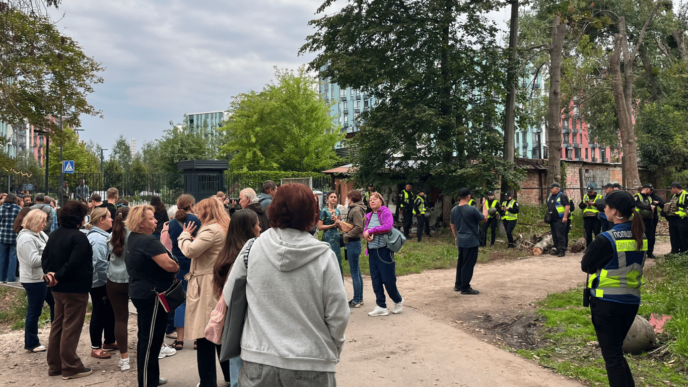 На Теремках протестувальників силоміць відтісняли від місця робіт