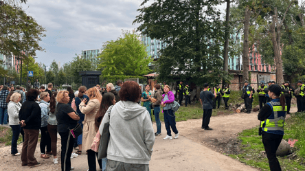 На Теремках протестувальників силоміць відтісняли від місця робіт - 304x171