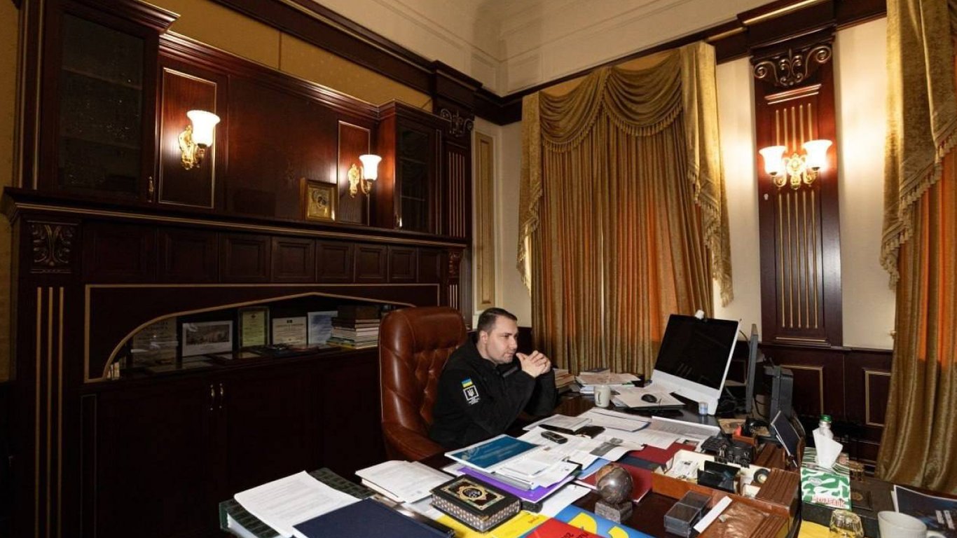 Необычный блокнот Буданова стал хитом в сети: где купить похожий