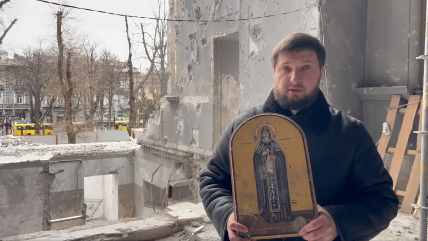 В Одессе под завалами разрушенного собора нашли уцелевшую церковную утварь