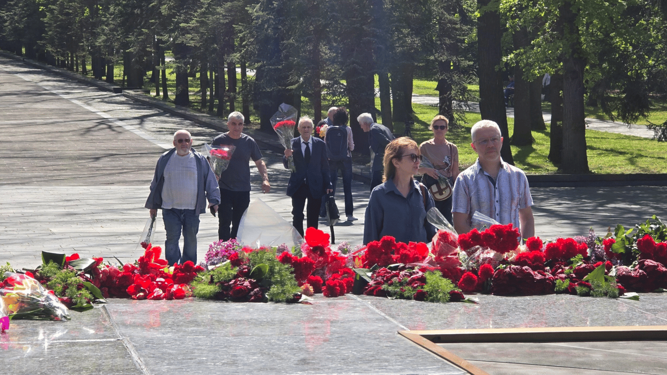 У Харкові 9 травня люди несуть квіти до меморіалу Слави: фото