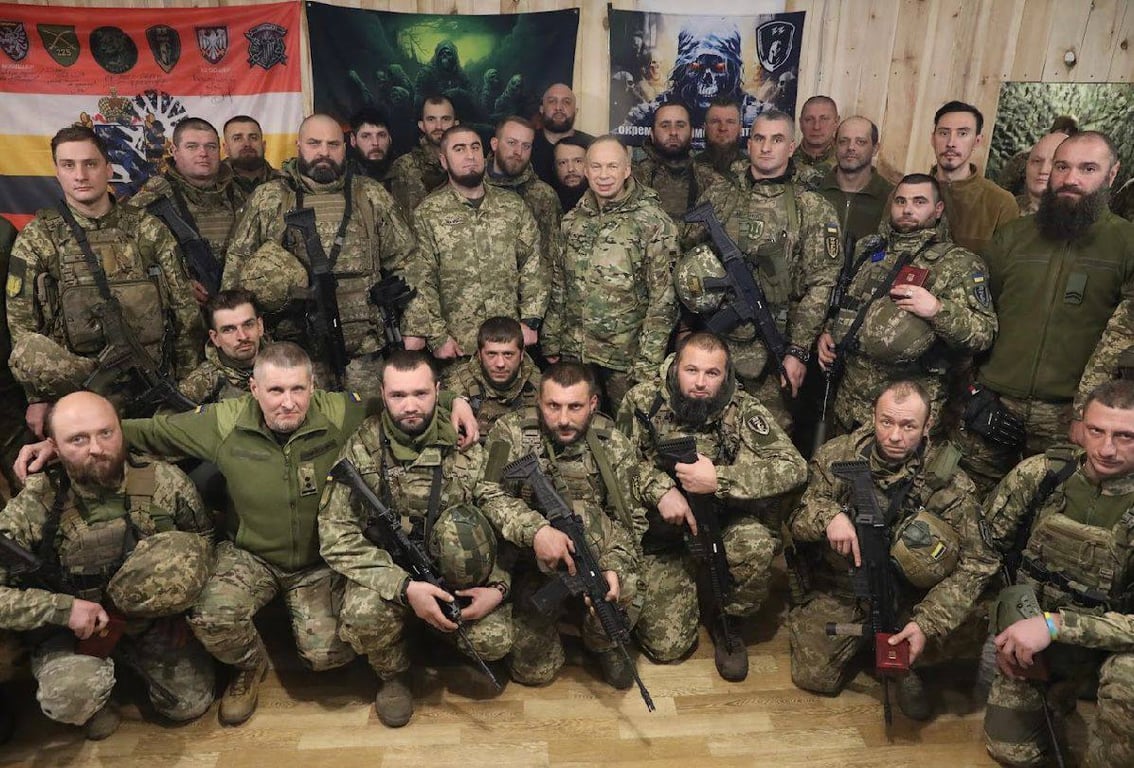 Сирський з бійцями ЗСУ на Курському напрямку