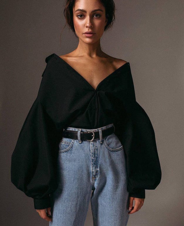 Блузку, яку можна по-різному обіграти в образі