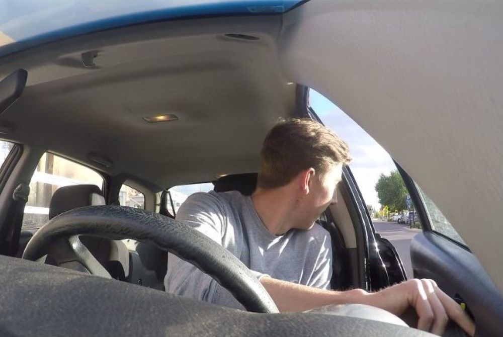 Почему двери авто всегда нужно открывать правой рукой - фото 3