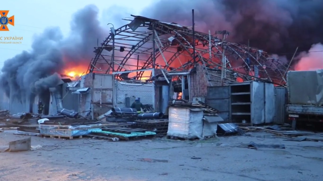 Ночной обстрел Украины: в Днепре из-под завалов спасли женщину