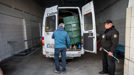 Віз цілу партію навушників з-за кордону — на митниці Одещини зупинили контрабанду - 285x160