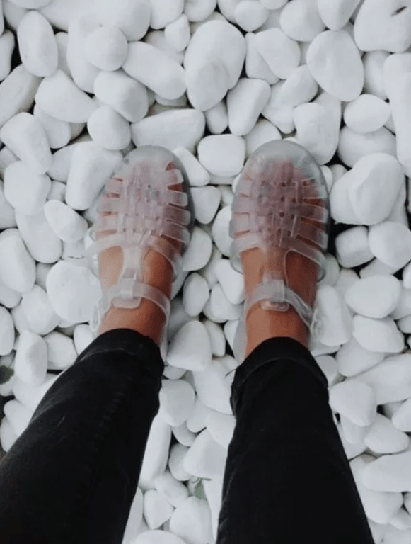 Девушка в прозрачных "желейных" босоножках.