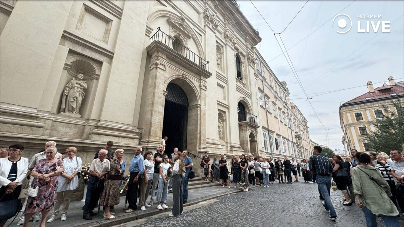 Люди, які прийшли на прощання з Іриною Фаріон