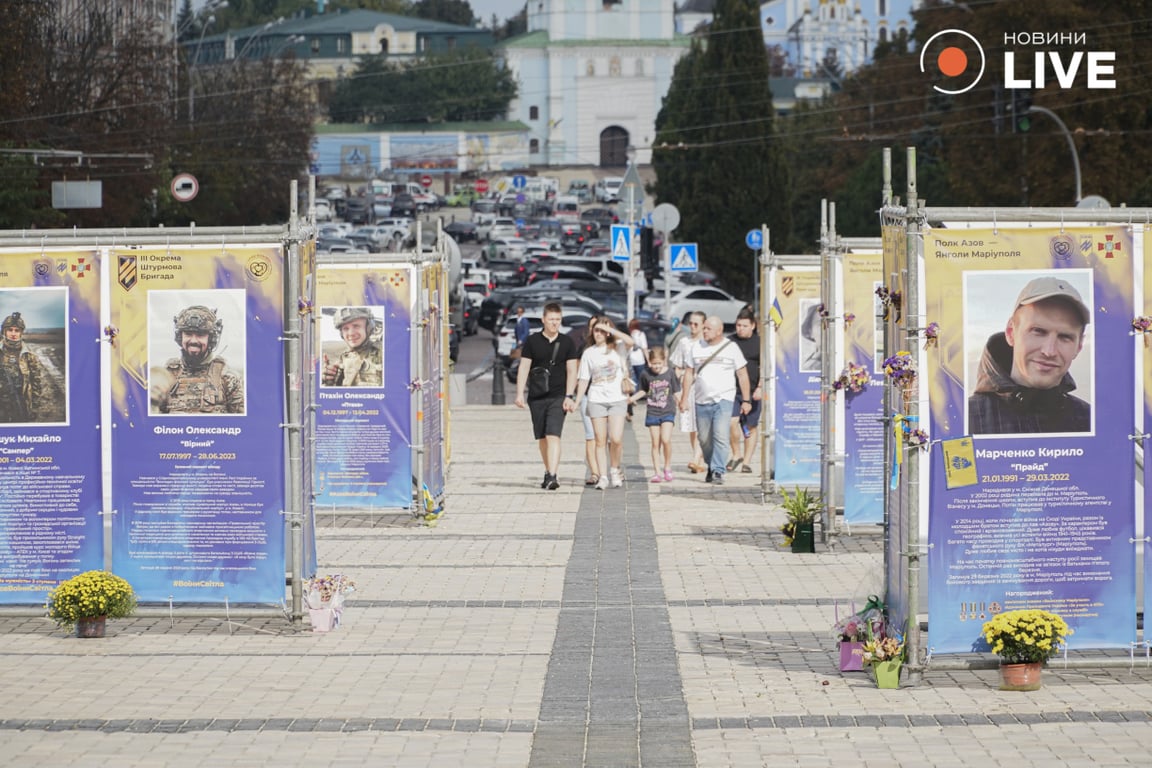 Виставка загиблих військових у Києві