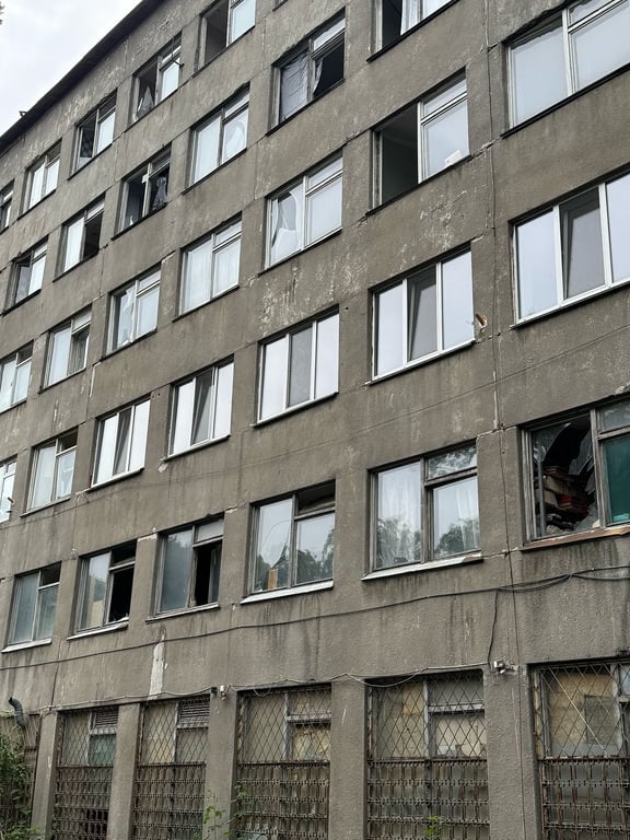 Пошкоджений фасад та вибиті вікна після нічної атаки на Київ