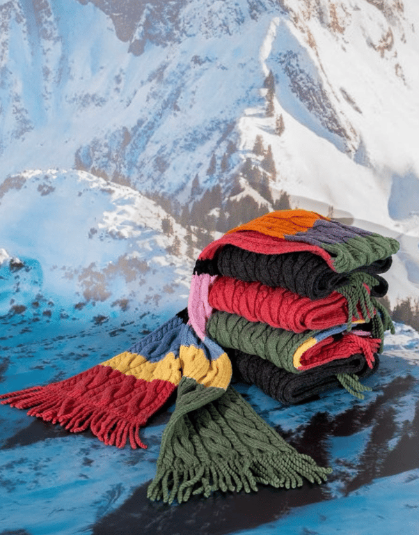 Барвистий шарф може урізноманітнити будь-який образ