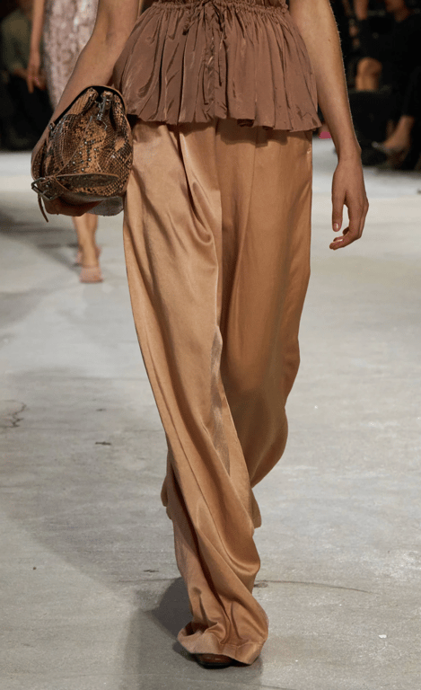 Сатинові штани роблять образ ніжним