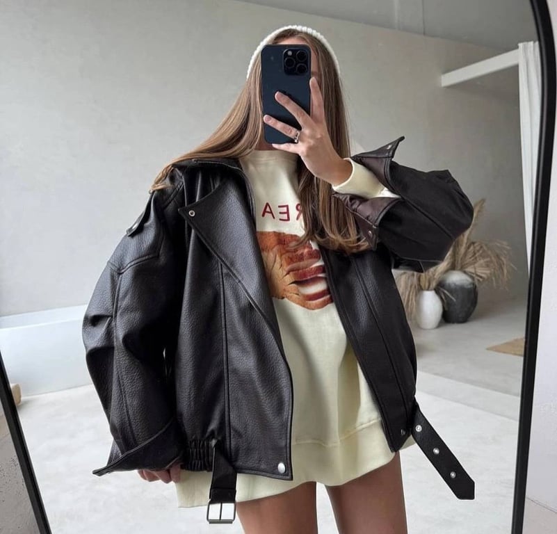 Бомбер у стилі 90-х є універсальним вибором