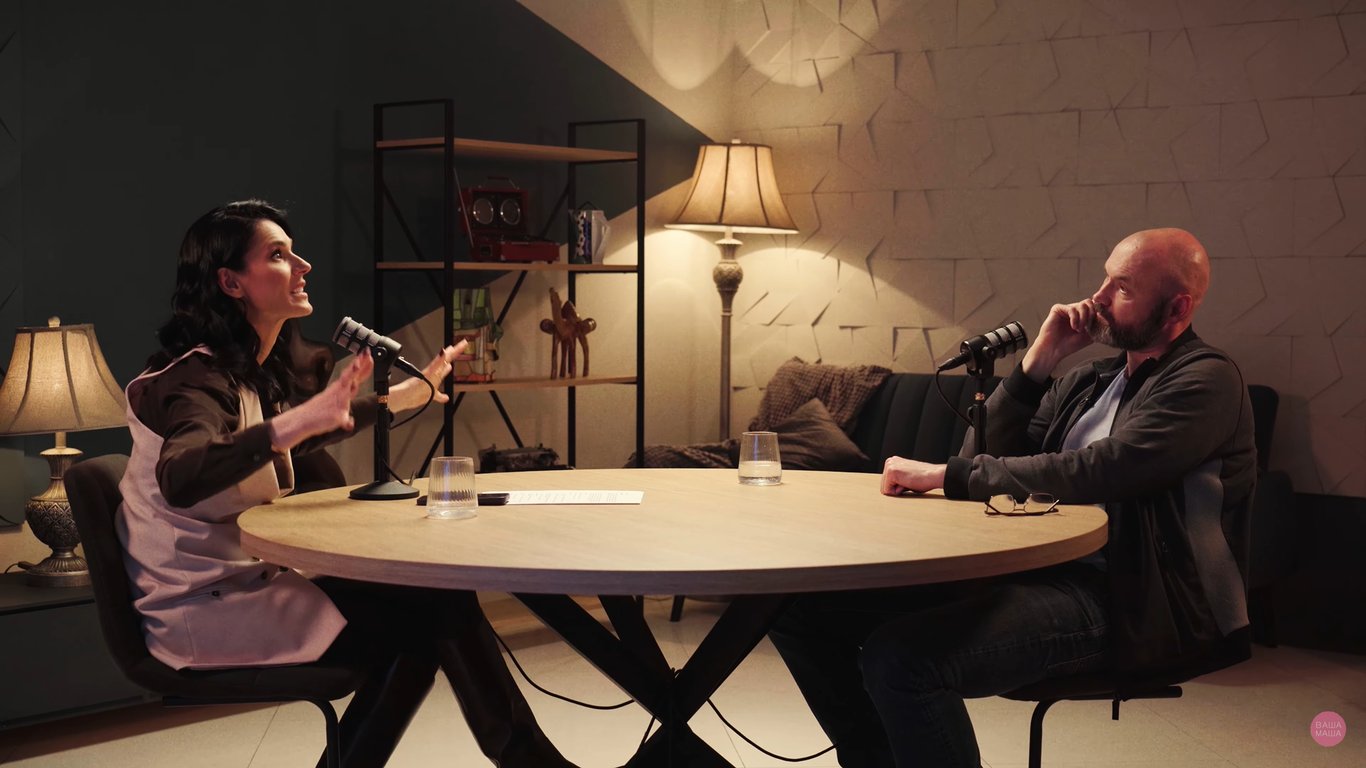 Телеведуча Маша Єфросиніна з чоловіком Тимуром Хромаєвим. Фото: скриншот шоу "Він. Вона. Війна"