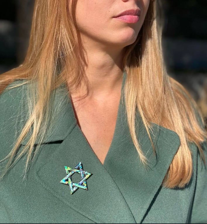 Брошь в образе смотрится очень изысканно