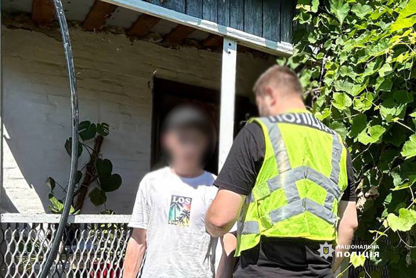 Задержанный мошенник и правоохранитель в Киеве