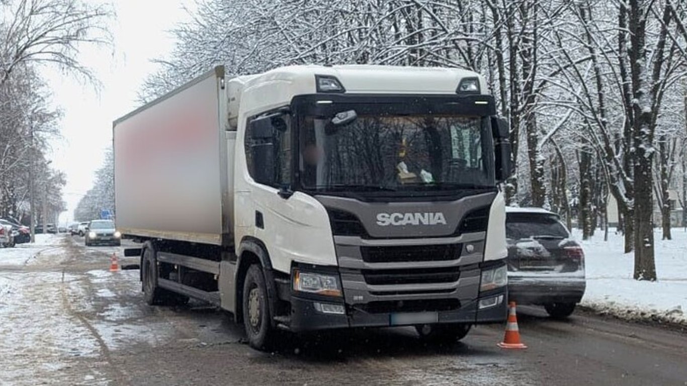 В Полтаве водитель грузовика сбил военного 16 февраля