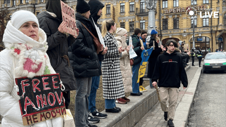 Масштабний мітинг у Києві — учасники вимагають звільнення з полону захисників Маріуполя - 285x160