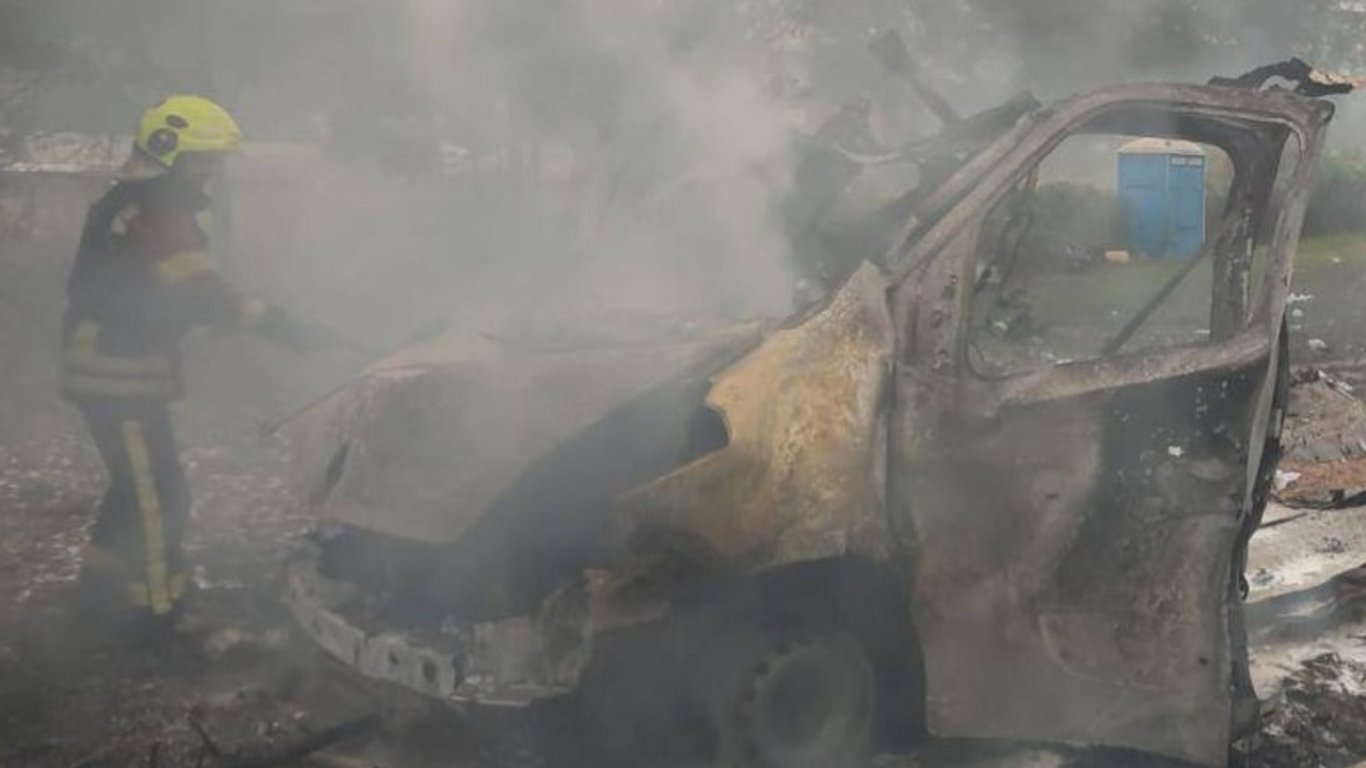 Горять автівки, постраждали люди: наслідки нічного удару по Харкову