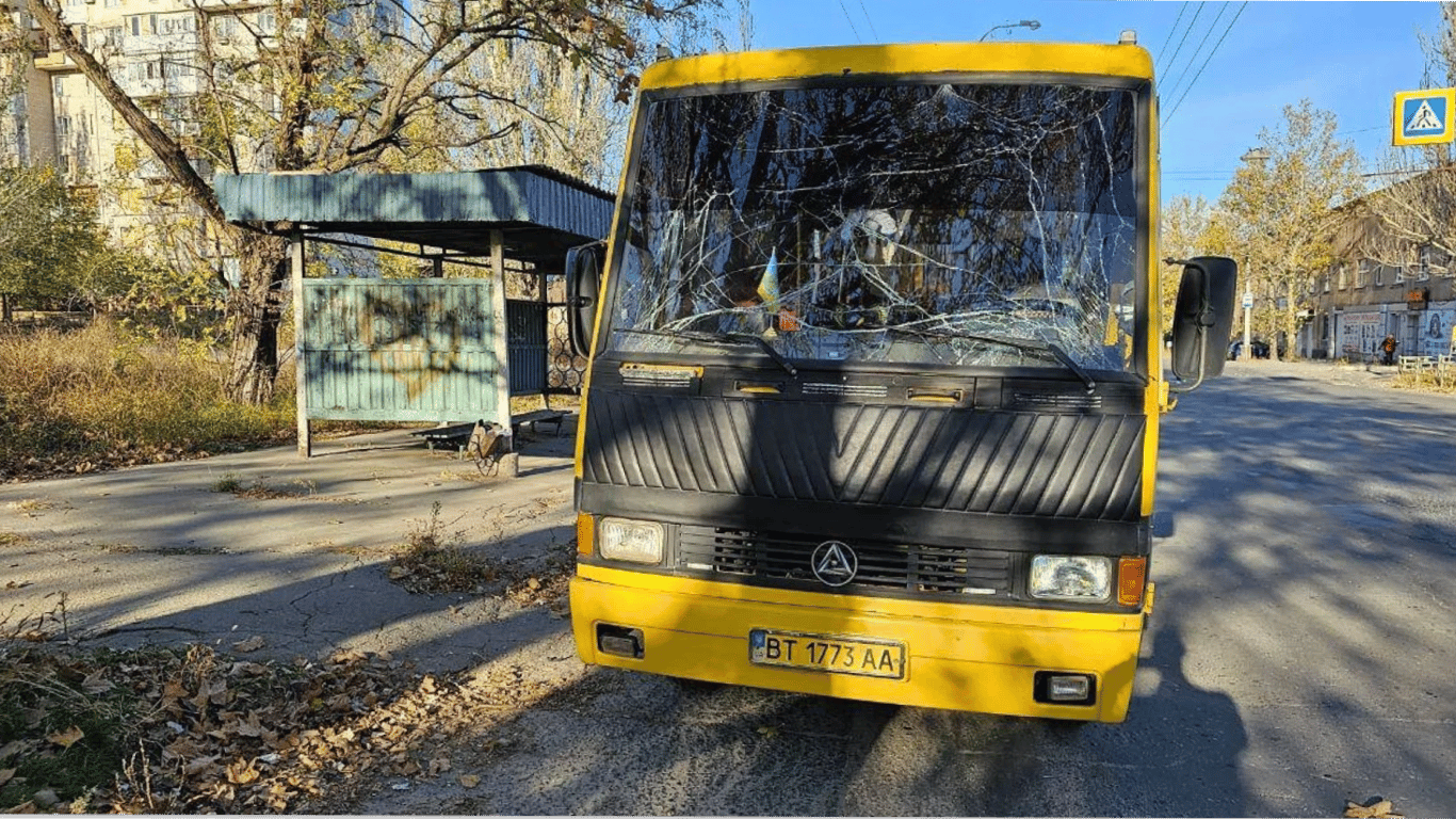 Обстріл автобуса у Херсоні 1 грудня — в ОВА заявили вже про другу атаку за день