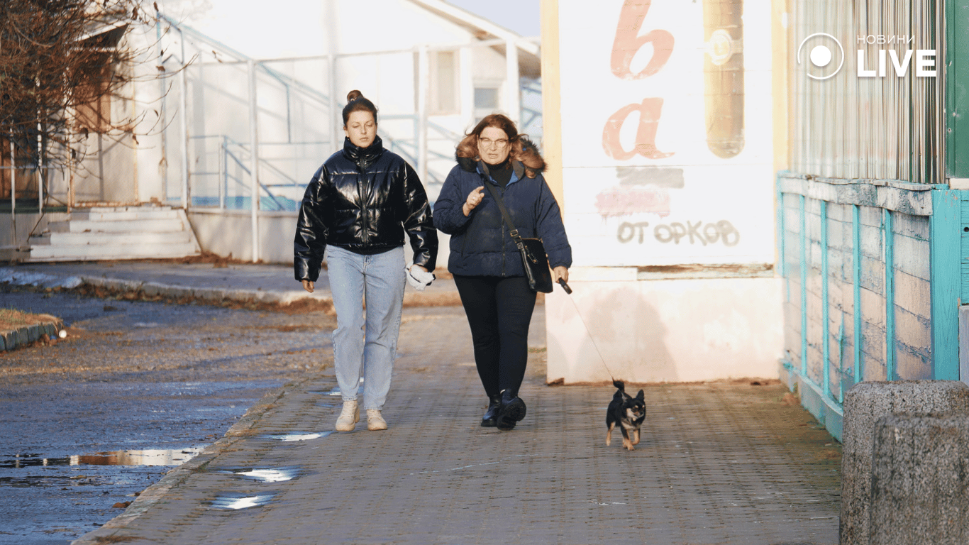 Люди прогулюються біля моря. Фото: Новини.LIVE