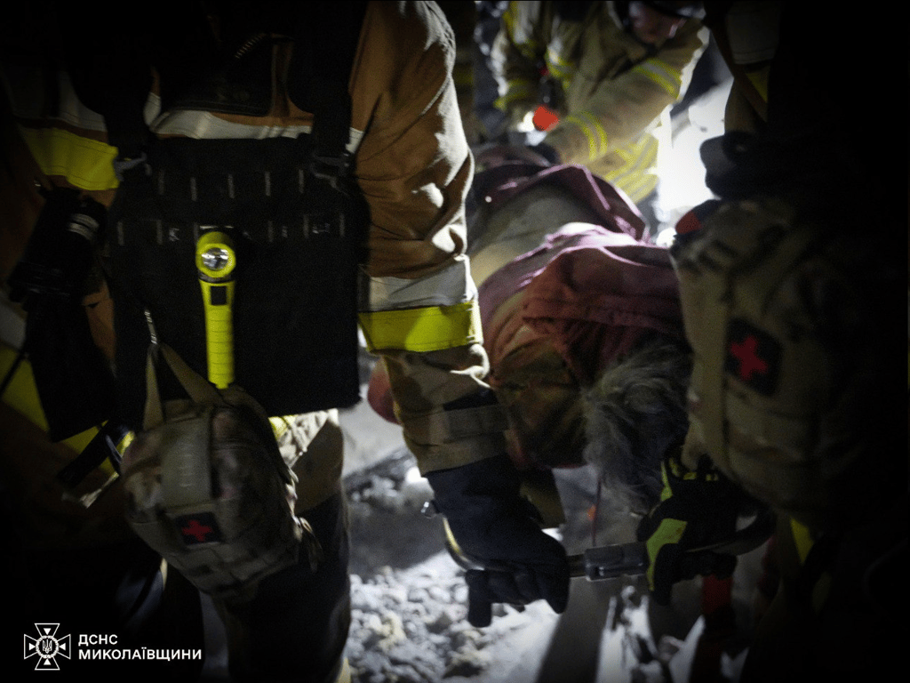 Спасатели деблокируют из-под завалов погибшую женщину