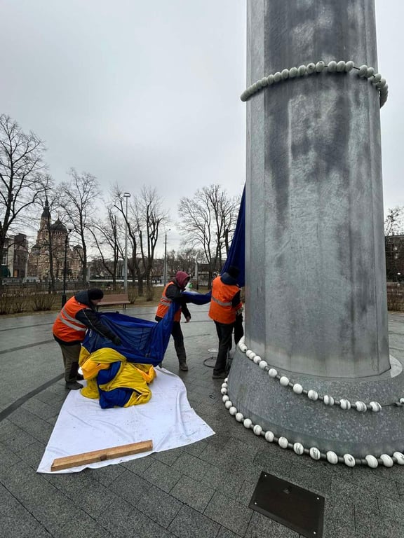 В Харькове приспустили государственный флаг — что произошло - фото 2