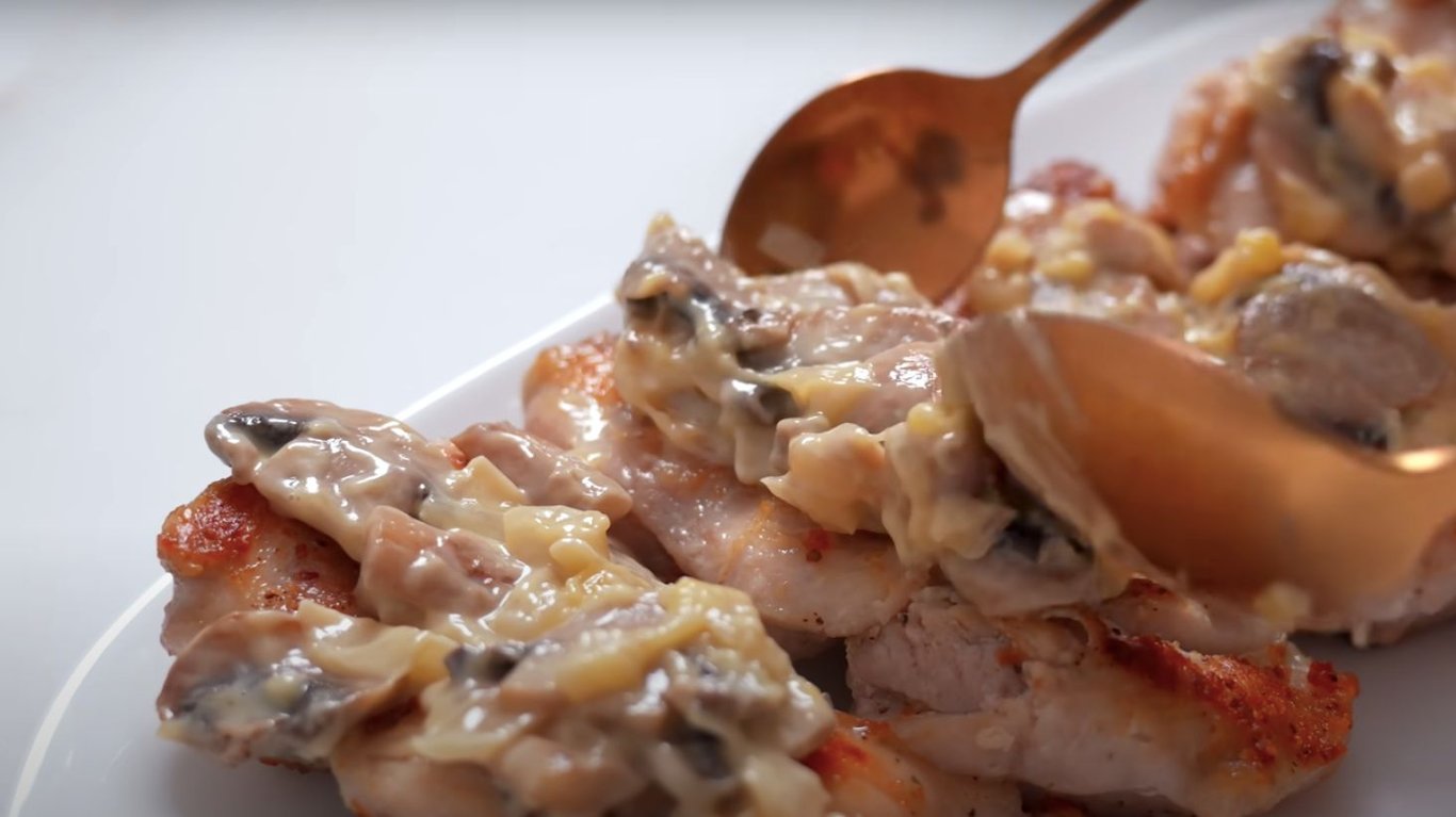 м'ясо по-французьки з курячими стегнами та печерицями 