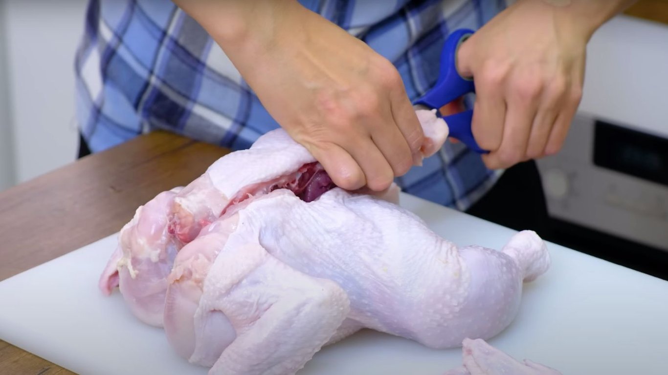 как вырезать курице хребет 