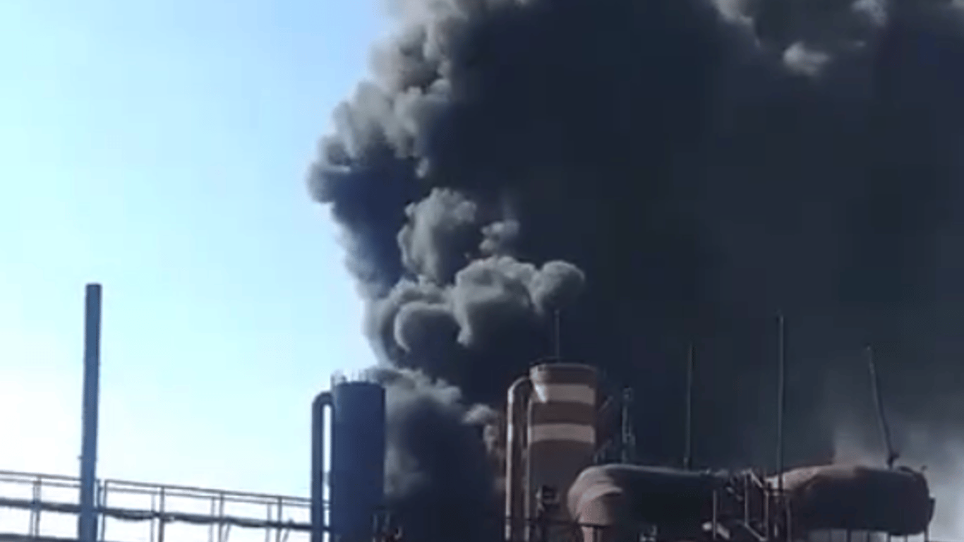 Россияне нанесли удар по коксохимическому заводу в Авдеевке: возник мощный пожар