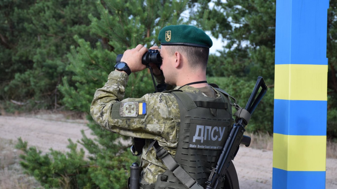 Суд оштрафував прикордонника на 17 тис. грн за те, що він залишив зброю без нагляду