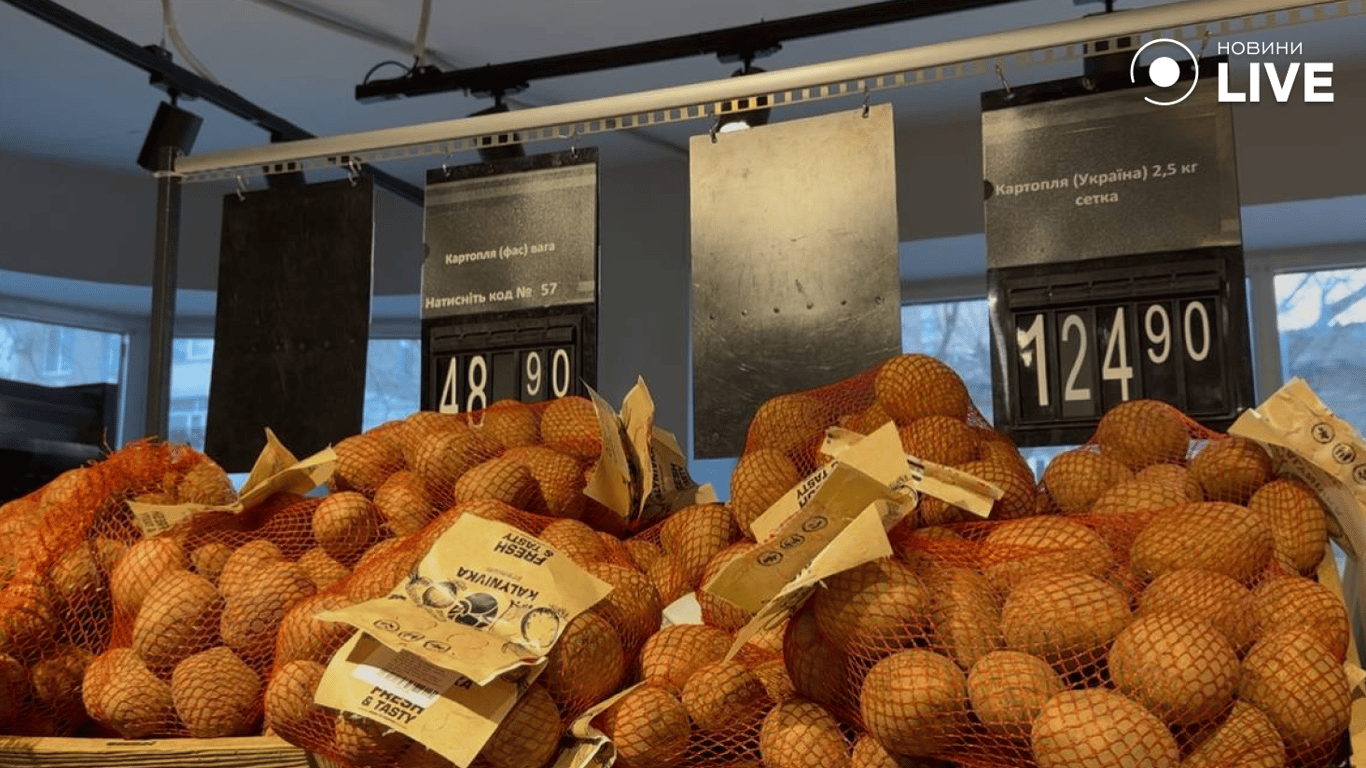 Овочі на прилавках супермаркету