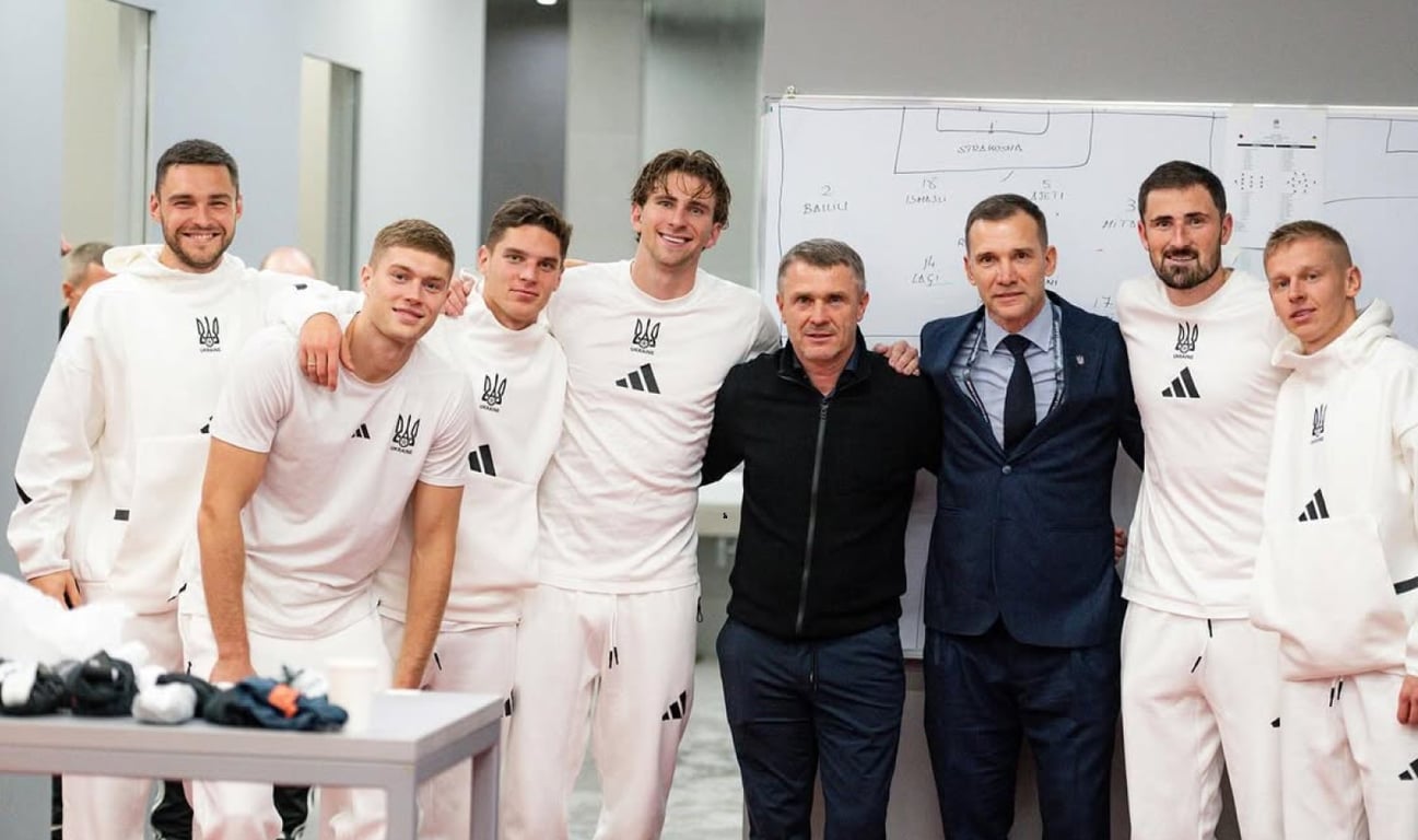 Сергей Ребров и Андрей Шевченко с игроками сборной Украины
