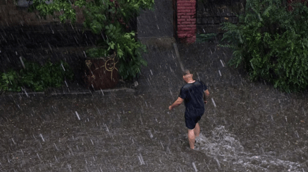 Негода в Україні затримається: в яких областях очікувати зливи з градом та шквали - 285x160