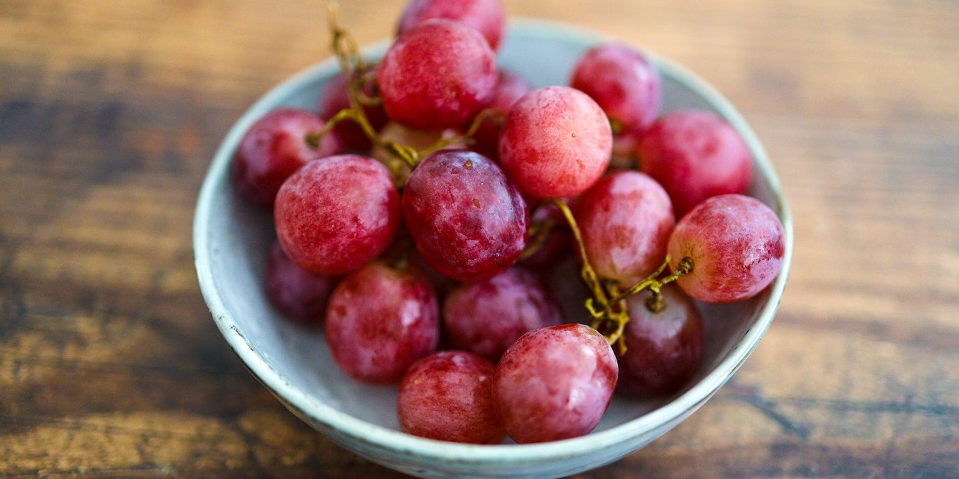 Красный виноград в глубокой тарелке