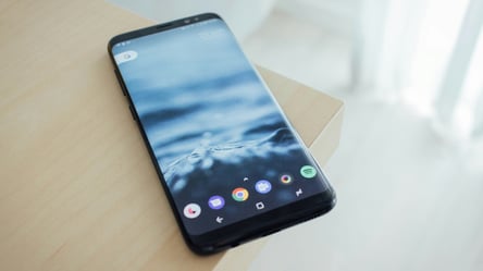 Чому не варто класти смартфон екраном догори — 4 причини - 285x160