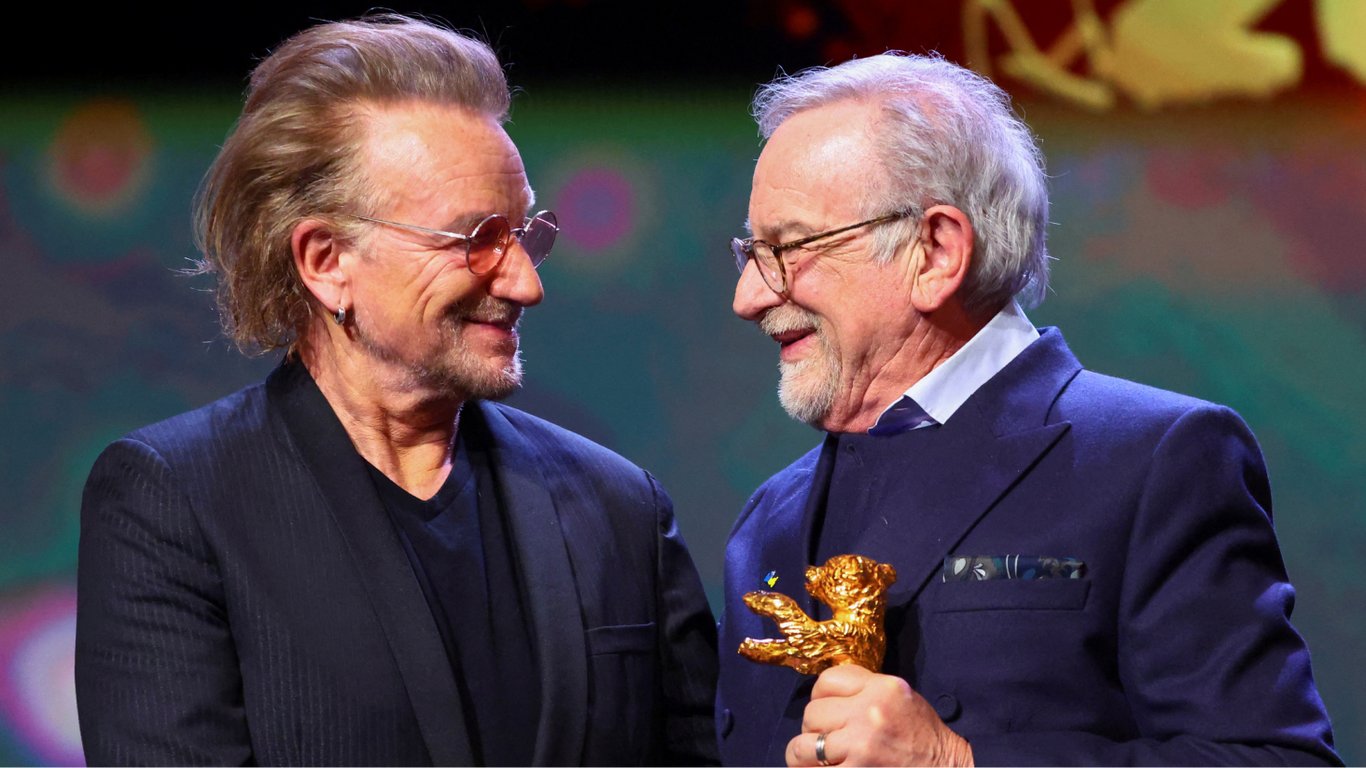 Стивен Спилберг получил награду на Берлинале-2023 из рук фронтмена группы U2 Боно