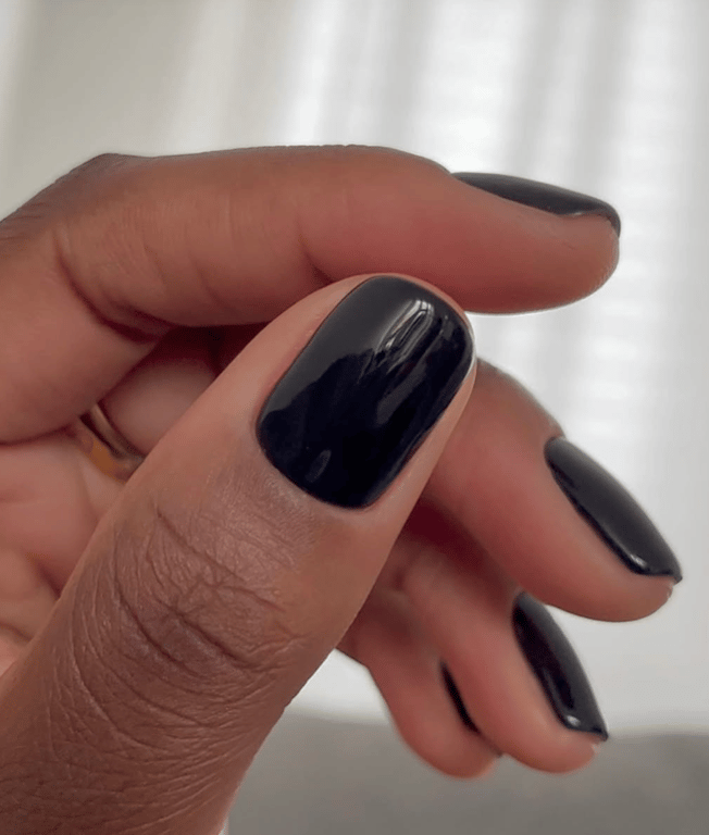 Черный цвет на ногтях выглядит очень смелым.