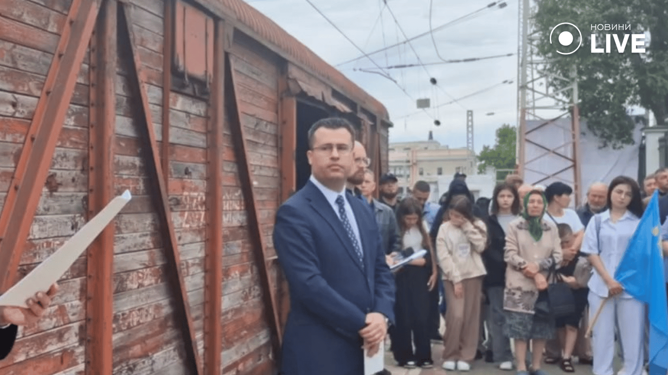 80-ті роковини депортації кримських татар — на Одеському вокзалі відбувся перформанс - фото 2