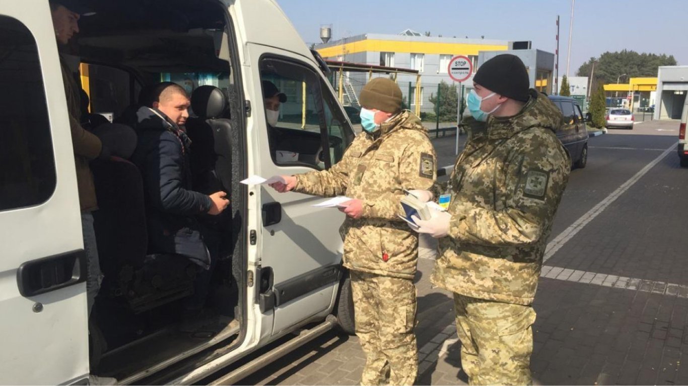 Незаконный выезд за границу — какие способы используют украинцы чаще всего