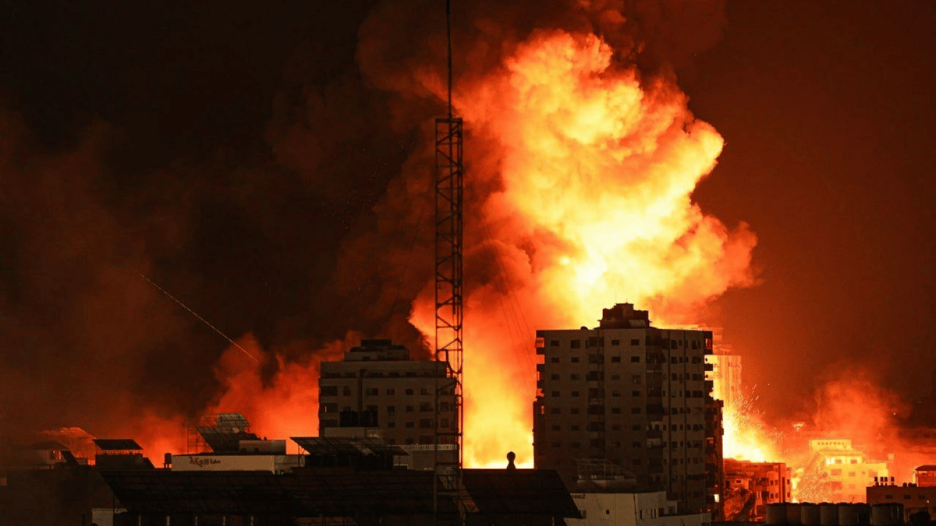 В мережі з'явився момент вибуху в лікарні в Секторі Гази: відео