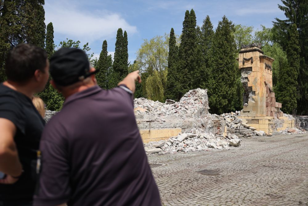 Садовий показав, як з Пагорба Слави демонтували вхідну колону - фото 1
