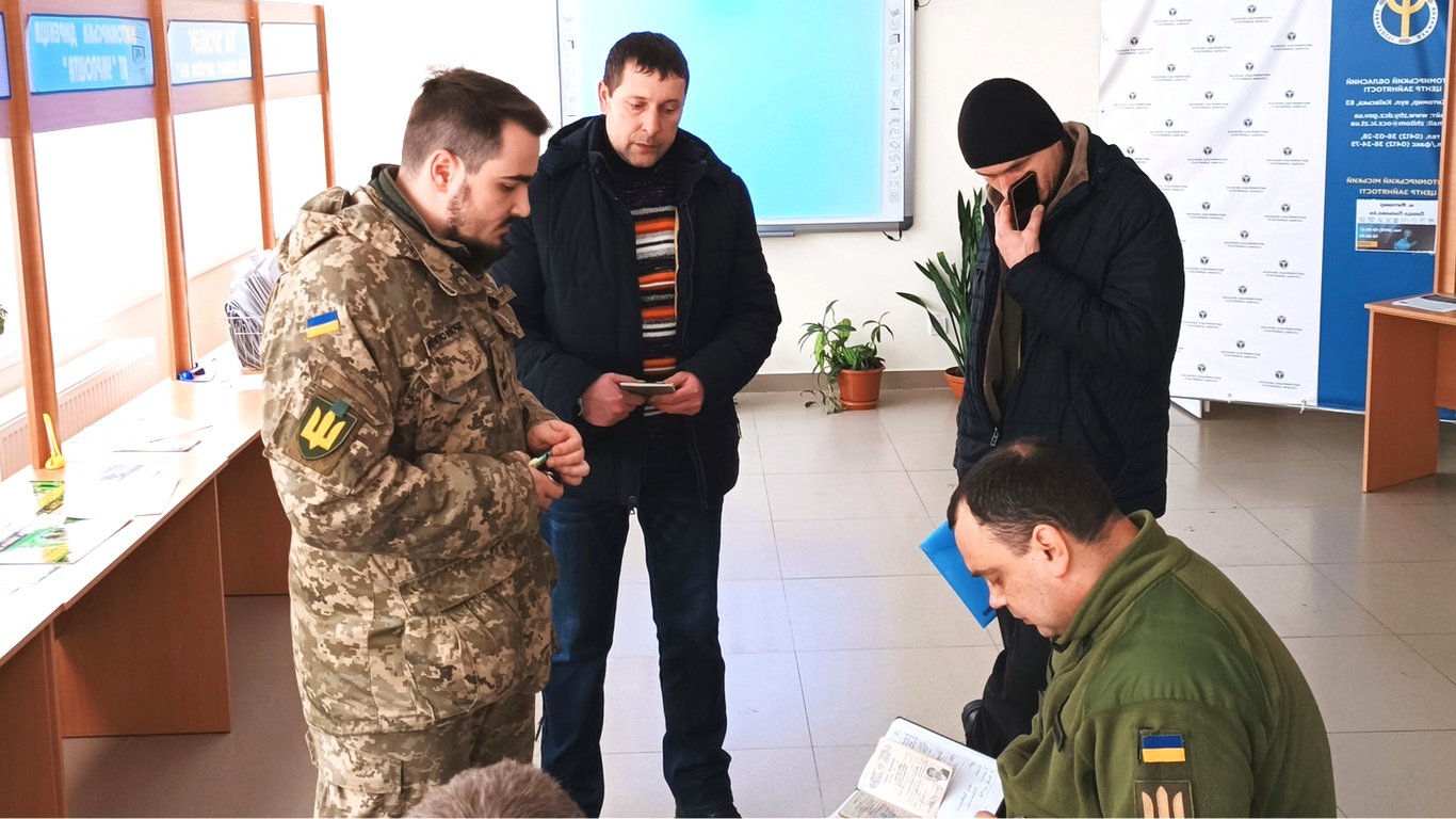 Мобілізація в Україні — чи заберуть до ЗСУ чоловіка у декреті