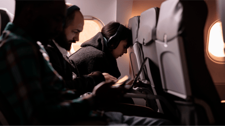 Конфлікт в літаку — чи можуть стюардеси застосовувати силу - 285x160